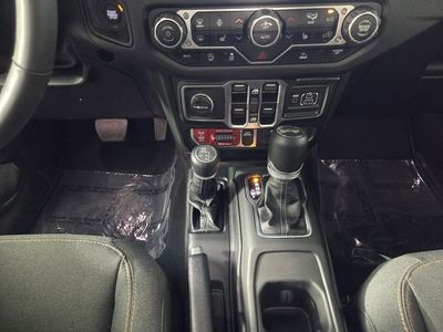 2025 Jeep Wrangler - Photo 15