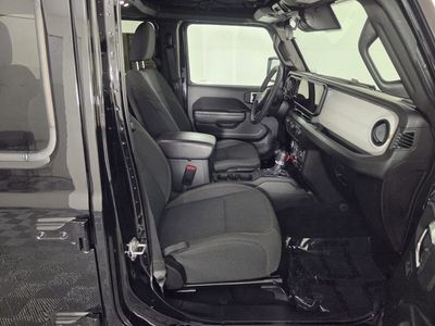 2025 Jeep Wrangler - Photo 31