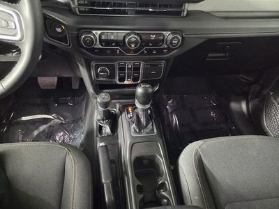 2025 Jeep Wrangler - Photo 15