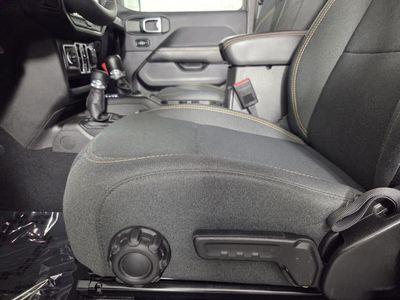 2025 Jeep Wrangler - Photo 13