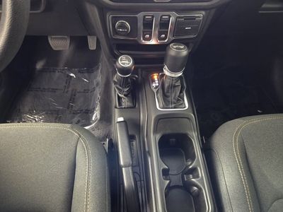 2025 Jeep Wrangler - Photo 15