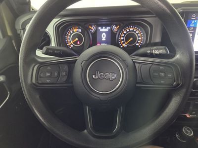 2025 Jeep Wrangler - Photo 17