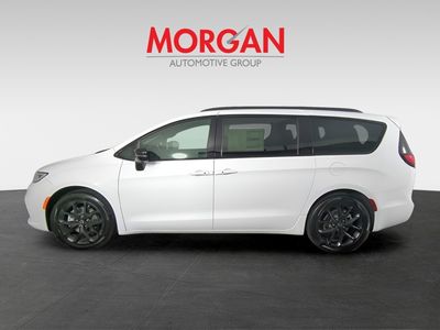 2026 Chrysler Pacifica — photo 8 view