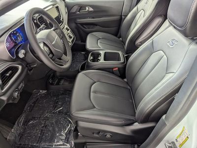 2026 Chrysler Pacifica — photo 11 view