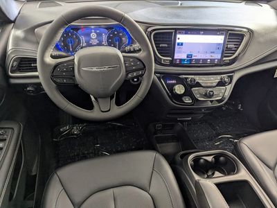 2026 Chrysler Pacifica — photo 13 view
