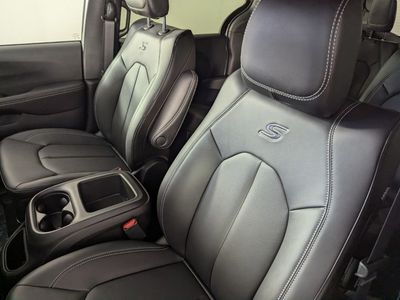 2026 Chrysler Pacifica — photo 12 view