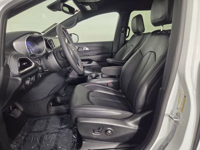 2026 Chrysler Pacifica — photo 10 view