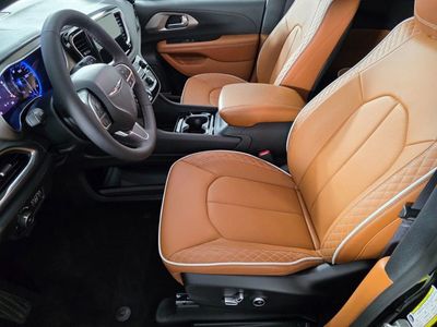 2026 Chrysler Pacifica — photo 12 view