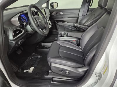 2026 Chrysler Pacifica — photo 11 view