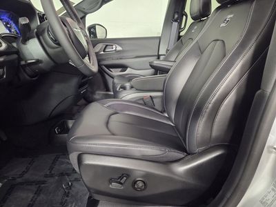 2026 Chrysler Pacifica — photo 9 view