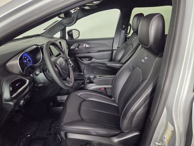 2026 Chrysler Pacifica — photo 8 view