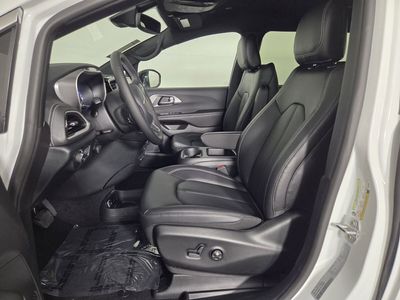 2026 Chrysler Pacifica — photo 10 view
