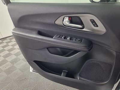 2026 Chrysler Pacifica — photo 18 view
