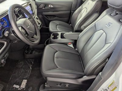 2026 Chrysler Pacifica — photo 10 view
