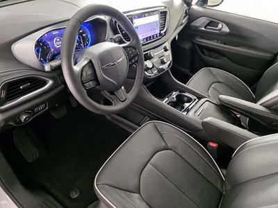 2026 Chrysler Pacifica — photo 11 view