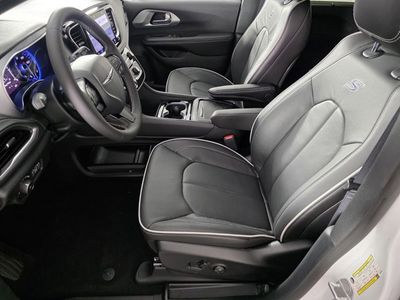 2026 Chrysler Pacifica — photo 10 view