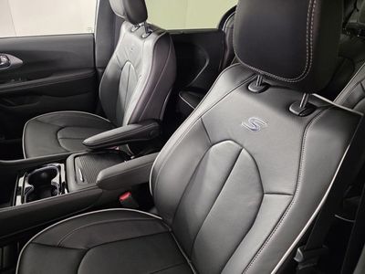 2026 Chrysler Pacifica — photo 12 view