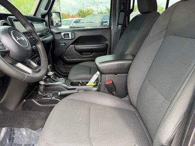 2023 Jeep Gladiator - Photo 21