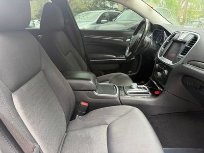 2021 Chrysler 300 - Photo 9