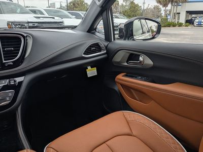 2026 Chrysler Pacifica — photo 18 view