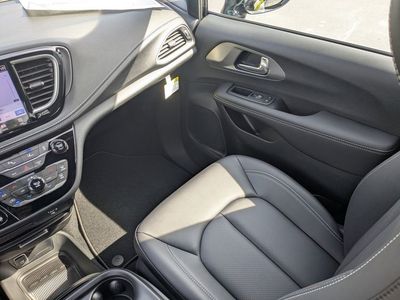 2026 Chrysler Pacifica — photo 17 view