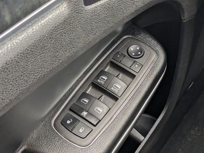 2023 Chrysler 300 - Photo 18