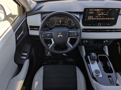 2025 Mitsubishi Outlander - Photo 15