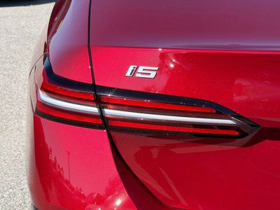 2025 BMW i5 - Photo 8