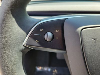 2025 Tesla Model 3 - Photo 15