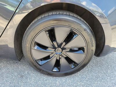 2025 Tesla Model 3 - Photo 6