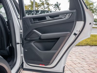 2024 Porsche Cayenne Coupe - Photo 40