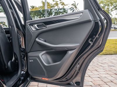 2022 Porsche Macan - Photo 37