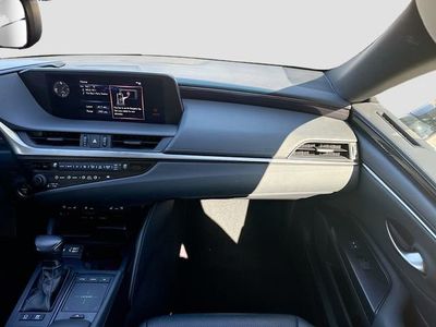 2020 Lexus ES - Photo 18