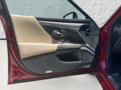 2019 Lexus ES - Photo 20