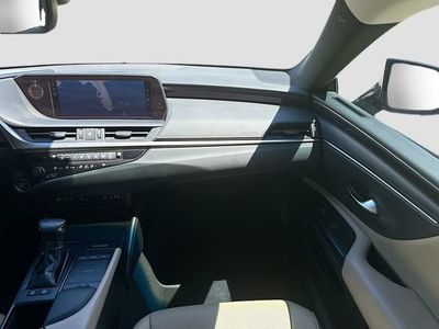 2019 Lexus ES - Photo 17