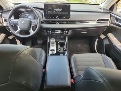 2025 Mitsubishi Outlander - Photo 12