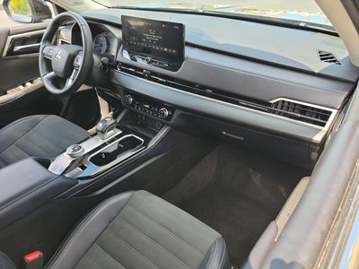 2025 Mitsubishi Outlander - Photo 11