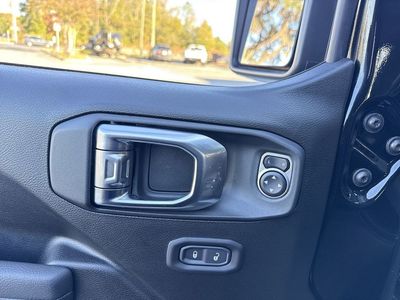 2025 Jeep Gladiator - Photo 13