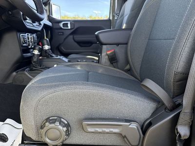 2025 Jeep Gladiator - Photo 12