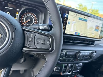 2025 Jeep Gladiator - Photo 16
