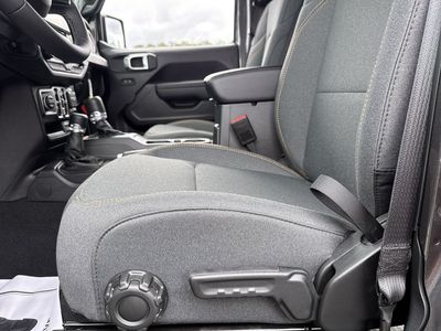 2026 Jeep Gladiator - Photo 12
