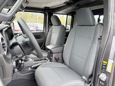 2026 Jeep Gladiator - Photo 11