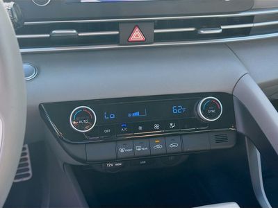2025 Hyundai Elantra - Photo 12