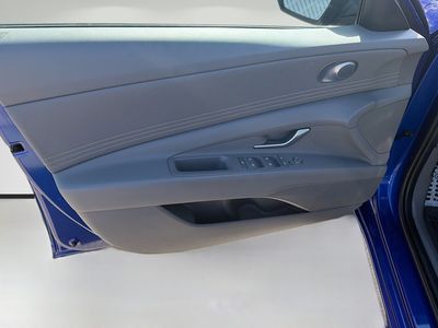 2025 Hyundai Elantra - Photo 17