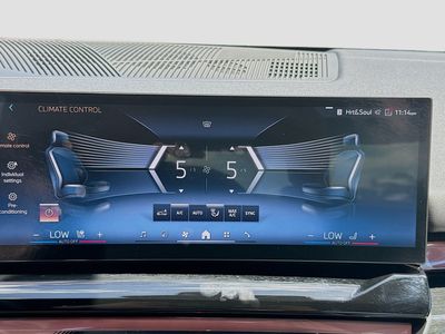 2025 BMW i5 - Photo 12