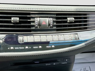 2022 Lexus LS — photo 16 view