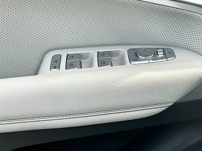 2023 Genesis G70 - Photo 18
