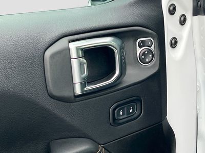 2025 Jeep Wrangler - Photo 17