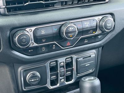 2025 Jeep Wrangler - Photo 15