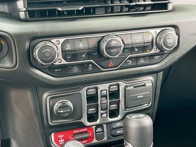 2025 Jeep Wrangler - Photo 15